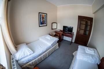 Фото номера Двухместный номер с 2 отдельными кроватями Отель Hotel Mikorzyn г. Слесин 5